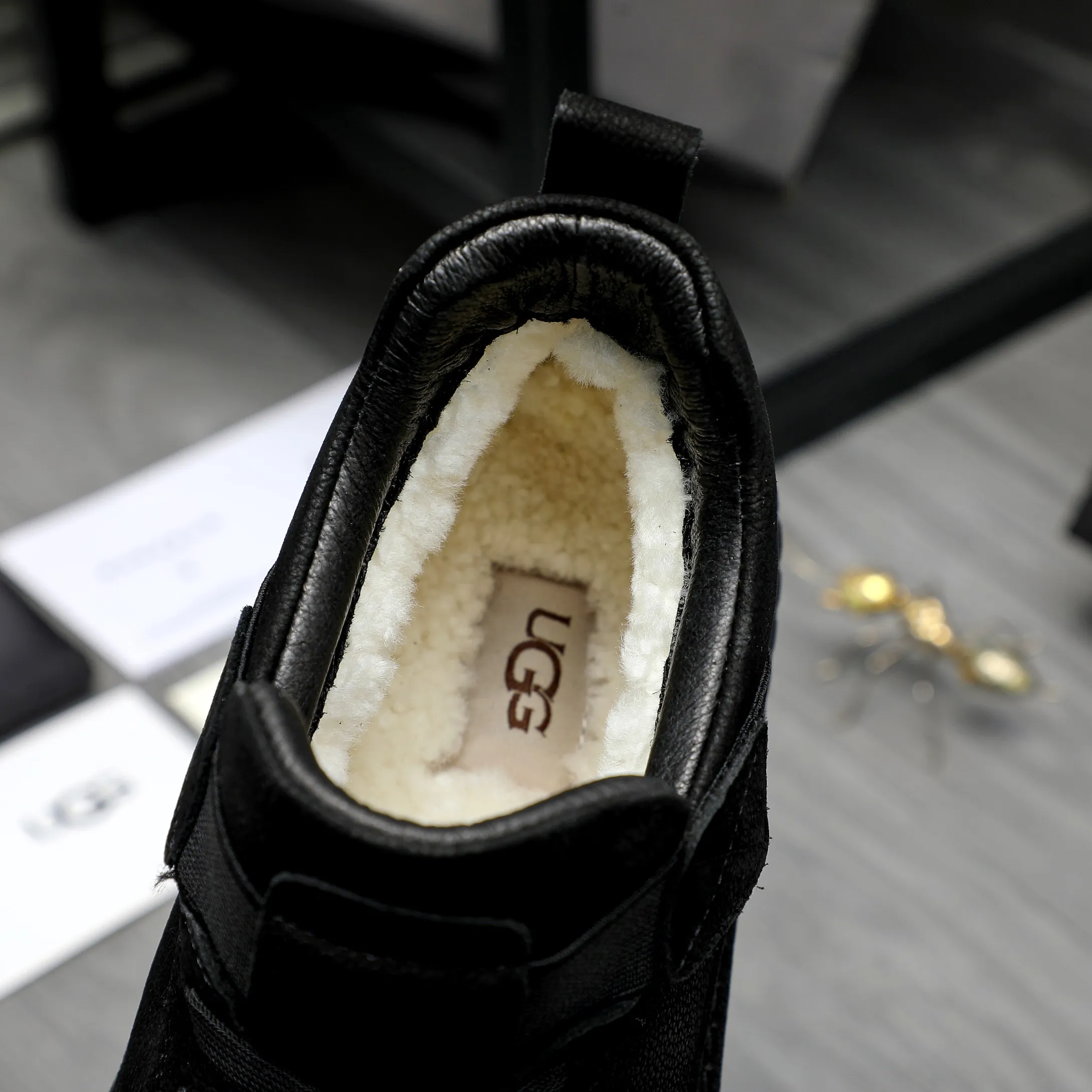 P620 Product trademark: "UGG" Gaobang men's shoes Regular size: 39-44 Product materials: Selected first-layer cowhide upper, wool lining, original outsole
